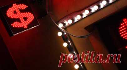 Под внешним давлением: чем вызвано рекордное с марта 2022 года ослабление рубля. На торгах в среду, 27 ноября, курсы доллара, евро и юаня впервые с марта 2022 года поднимались выше 114, 120 и 15 рублей соответственно. Наблюдаемую динамику эксперты во многом объясняют введением американских санкций против Газпромбанка, который обслуживал значительную часть экспортных операций РФ. В результате новых рестрикций у России стало меньше возможностей получать иностранную валюту, в то время как интерес…