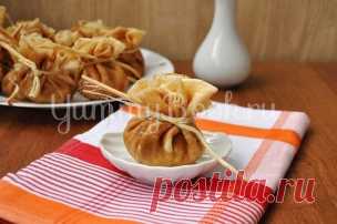 Блинные мешочки - пошаговый рецепт с фото  /  

    Тесто:
    400 мл. кефира
    200 мл. кипятка
    14 ст. л. муки
    2 яйца
    1/2 ч.л. соды
    2 ст.л. растительного масла
    1 ст.л. сахара
    соль

    Начинка:
    грибы
    лук
    филе куриное