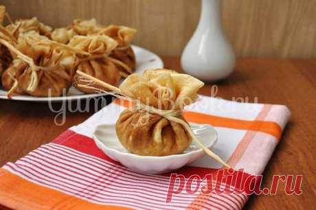 Блинные мешочки - пошаговый рецепт с фото /
Тесто:
400 мл. кефира
200 мл. кипятка
14 ст. л. муки
2 яйца
1/2 ч.л. соды
2 ст.л. растительного масла
1 ст.л. сахара
соль
Начинка:
грибы
лук
филе куриное