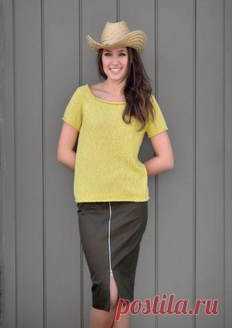 Вязаная футболка спицами Horizon Вязаная спицами простая футболка Horizon с рукавом реглан от дизайнера Kim Hargreaves. Простая и модная футболка от Ким из книги Wilder.