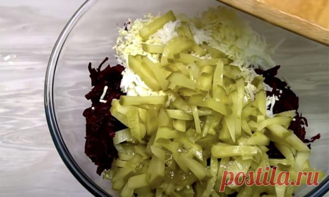 Свекла, соленый огурец и сыр. Использовали самые простые продукты, но от салата невозможно оторваться