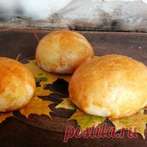 Домашний хлеб на кленовых листьях