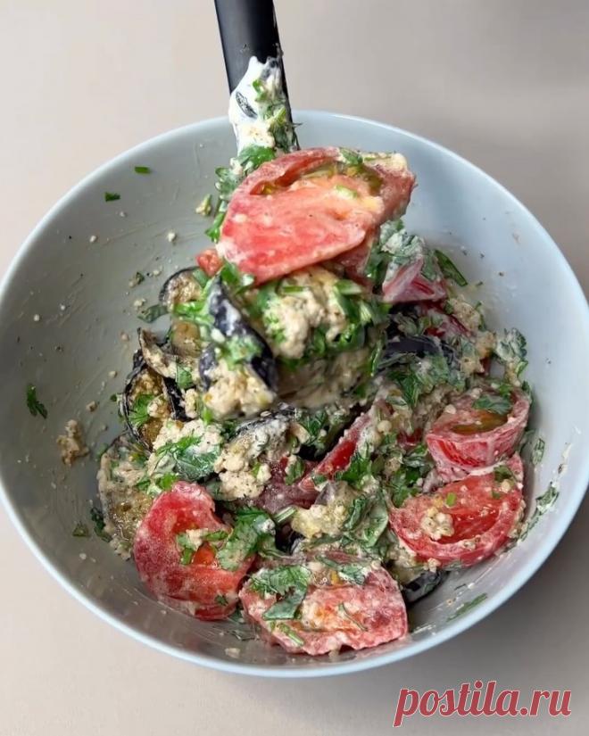 Однозначный фаворит всех моих подписчиц - 🇬🇪 ГРУЗИНСКИЙ САЛАТ 🥗 Подойдёт как на праздник, так и на каждый день!

ИНГРЕДИЕНТЫ:
✔️5 помидоров среднего размера (желательно взять розовые)
✔️2 баклажана крупного размера
✔️1 пучок кинзы
✔️несколько веток базилика
✔️горсть грецких орехов
✔️2-3 зубчика чеснока
✔️1-2 столовых ложки майонеза
✔️соль, перец - по вкусу
✔️приправа «хмели-сунели».

Любите МОЛОДОЙ КАРТОФЕЛЬ 🥔?

Приготовьте эту прелесть своей семье! Вы даже не представ...