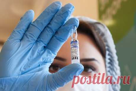 Слова главы Роспотребнадзора о ненадобности вакцинации от COVID-19 объяснили. Слова главы Роспотребнадзора Анны Поповой о ненадобности вакцинации от COVID-19 в этом эпидемиологическом сезоне могут быть связаны с отсутствием препаратов «Спутник V» и «Спутник Лайт», заявил иммунолог Николай Крючков. При этом он подчеркнул необходимость продолжать вакцинацию, в особенности людям из групп риска.