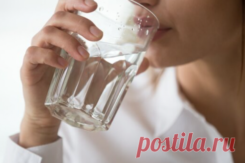 Диетолог назвала лучшие напитки для разжижения крови 
Лучшими напитками для разжижения крови являются вода, гранатовый и свекольный соки, а также настои из ягод. Об этом Москве 24 рассказала врач-диетолог, доктор медицинских наук Маргарита Королева.

В первую очередь для профилактики тромбоза специалист советует пить достаточное количество обычной негазированной воды. На каждый килограмм массы тела должно приходиться не менее 33 миллилитров жидкости, пояснила диетолог.

