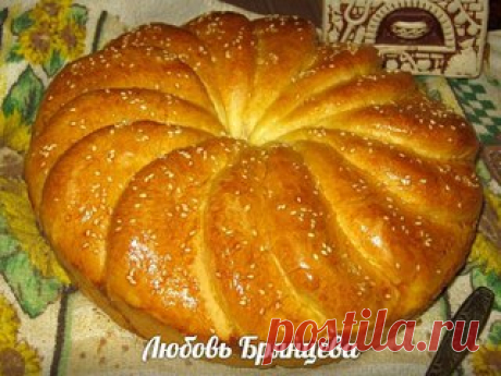 ПОГАЧИЦЕ (Сербский хлеб)
автор Любовь Брянцева

Рецепт этого хлеба я нашла в интернете, состоит он из отдельных лепешек, которые укладываются по кругу и составляют сектора хлеба. Но у меня он вышел высоким, пушистым, ребристым, все сектора слились, хотя если постараться, то можно их разделить, но можно и разрезать, притом, на тонкие ломтики. Но это – уже тогда, когда хлеб полностью остынет. Хлеб получился очень вкусным, но не дешевым.
Показать полностью…