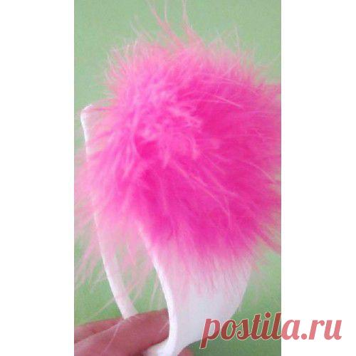 Бело-розовые C-стринги с пушком.