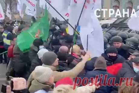 В центре Киева начались столкновения предпринимателей и полиции. Митинг протестующих украинских предпринимателей, недовольных законопроектом об обязательной установке кассовых аппаратов, перерос в столкновения с полицией в центре Киева. 17 февраля перед зданием Верховной Рады собрались несколько сотен демонстрантов. Они забросали силовиков куриными яйцами.