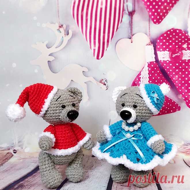 PDF Новогодние Мишки крючком. FREE crochet pattern; Аmigurumi doll patterns. Амигуруми схемы и описания на русском. Вязаные игрушки и поделки своими руками #amimore - медведь, медвежонок, мишка, teddy bear, oso, suportar, ours, bär, ayı, niedźwiedź, medvěd, bära. Amigurumi doll pattern free; amigurumi patterns; amigurumi crochet; amigurumi crochet patterns; amigurumi patterns free; amigurumi today.