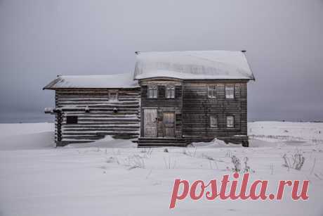 «Приданое» «Этот дом в деревне Устье (Заполярный район НАО) срубил местный крестьянин Михаил Сумароков. Известно, что дом строился в качестве будущего приданого дочери Сумарокова, умершей в середине 1950-х в возрасте 90 лет, а значит постройку возвели не позднее 1870-х», – рассказывает фотограф Дмитрий Дзюин: nat-geo.ru/community/user/229293