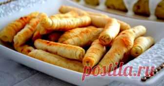 Вкуснейшие мини-пирожки готовятся в мгновение ока! Сигара бёрек (Sigara börek) — это национальное турецкое блюдо, которое на родине подают на завтрак, обед и ужин. По форме эти вкусные трубочки схожи с кубинскими сигарами — отсюда и название! Традиционные хрустящие трубочки готовятся из тончайшего теста фило...