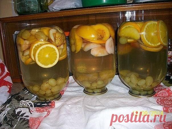 Компот мультифрукт. 

Компот на самом деле получился очень удачным - вкус персика очень явный, не сильно сладкий за счет минимального количества сахара и естественной сладости фруктов.

На трёхлитровую банку - 2 яблока, 2 персика, горсть винограда, 3-4 дольки апельсина, 300г. сахара.

Фрукты помыть. Персики и яблоки порезать на дольки, апельсины- кружочками.Выложить в банку. Залить кипятком и дать постоять минут 10. Затем слить воду в кастрюлю, добавить сахар, довести до к...