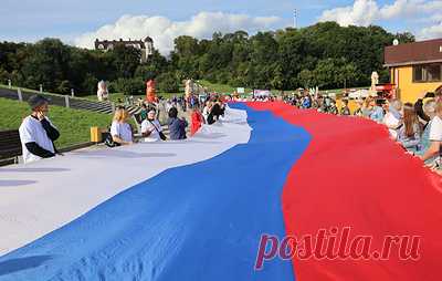 В Чувашии прошло шествие со 100-метровым флагом РФ в ходе акции "Парад регионов". В мероприятии приняли участие около 300 человек