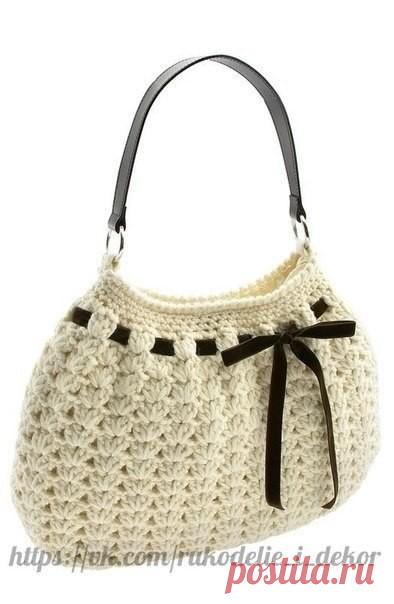 КАК СВЯЗАТЬ СУМОЧКУ 

Очень легкая в исполнении стильная дамская сумка, связанная крючком. 

Вяжется очень быстро из толстой пряжи толстым крючком № 6,5! Для декора достаточно контрастной ленточки из любого нарядного материала. Ручка может быть как покупной, так и вязаной. Изделие выполняется одной деталью по кругу без боковых швов. Для застежки можно использовать магнитную кнопку, липучку или молнию.
Понадобятся:
200 г. толстой пряжи
Крючки № 6.5, 6 и 5.
Иголка для пряжи
...