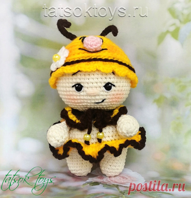 PDF Малыш Пчёлка крючком. FREE crochet pattern; Аmigurumi doll patterns. Амигуруми схемы и описания на русском. Вязаные игрушки и поделки своими руками #amimore - маленькая кукла в наряде пчелы, пупс в костюме пчёлки, куколка, пупсик, девочка.