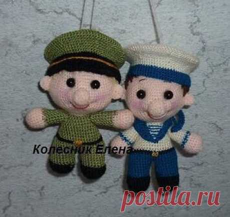 Игрушки солдат и моряк. 

Нам понадобится: 
— пряжа телесного, защитного, желтого, коричневого и черного цветов; 
— крючок; 
— наполнитель; 
—бусины для глаз; 
— игла и ножницы. 
 
Сокращения: 
СБН — столбик без накида 
ССН — столбик с накидом 
П — прибавка 
У — убавка 
ВП — воздушная петля 
СС — соединительный столбик 
 
ТЕЛО 
Начинаем вязать с ног (2 шт.) черной пряжей 
Наполнять изделие по мере вязания. 
1: 6СБН в кольцо амигуруми (6) 
2: 6П (12) 
3: (1СБН, 1П) – 6 раз ...