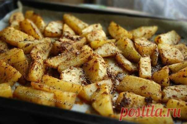 Запеченный картофель по-турецки.

Очень вкусный, ароматный и нежный картофель получается по этому рецепту.
Сверху получается корочка, а внутри нежная картошечка.
И аромааааааат .....ммммммм.......

Вам потребуется:

1-1,2 кг картофеля
1 ч.л. тимьяна (kekik по-турецки)
1 ч.л. сумака ( или барбариса)
1 ч.л. пулбибера, турецкого перца (если нет, то используйте красный молотый перец, но половину ч.л.)
4-5 зубчика чеснока
Кофейная чашка растительного масла (гр.40)
Небольшой кус...
