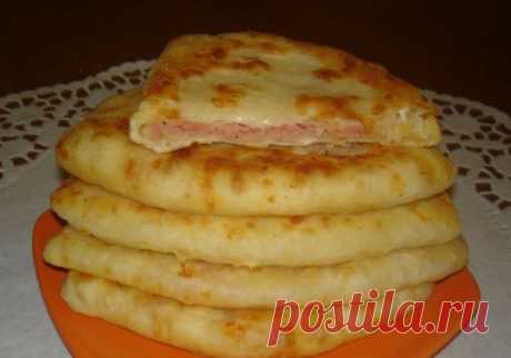 Лепешки- пятиминутки с сыром и ветчиной

Ингредиенты:

Кефир — 1 ст.
Соль — 0,5 ч. л.
Сахар — 0,5 ч. л.
Сода — 0,5 ч. л.
Сыр твердый (тертый) — 1 ст.
Ветчина (или колбаска, или сосиски, тертые на терке) — 1 ст.
Мука — 2 ст.

Приготовление:

В кефир добавить соду, дождаться появления пузырьков. добавить соль, сахар, перемешать. Добавить сыр твердых сортов и муку. Хорошо перемешать. Полученное тесто разделить на колобки, раскатать небольшую лепешку,( даже если жарить без нач...