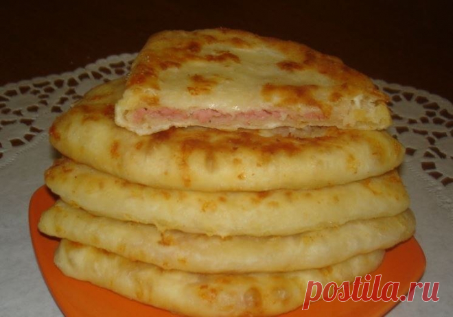 Лепешки- пятиминутки с сыром и ветчиной

Ингредиенты:

Кефир — 1 ст.
Соль — 0,5 ч. л.
Сахар — 0,5 ч. л.
Сода — 0,5 ч. л.
Сыр твердый (тертый) — 1 ст.
Ветчина (или колбаска, или сосиски, тертые на терке) — 1 ст.
Мука — 2 ст.

Приготовление:

В кефир добавить соду, дождаться появления пузырьков. добавить соль, сахар, перемешать. Добавить сыр твердых сортов и муку. Хорошо перемешать. Полученное тесто разделить на колобки, раскатать небольшую лепешку,( даже если жарить без нач...