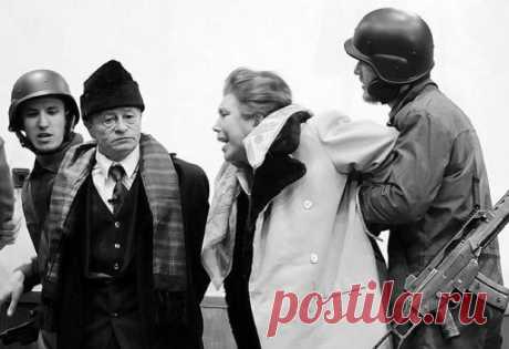 Казнь Чаушеску: что румынский Сталин сказал перед смертью Не все диктаторы мирно доживают свой век. Вот и Николае Чаушеску, возглавлявший румынскую компартию с 1965 года, был расстрелян 25 декабря 1989 года вместе с супругой Еленой по приговору военного трибунала. Тогда румынский телеведущий, сообщивший о казни, произнес фразу, ставшую крылатой: «Антихрист был убит в Рождество». А ведь еще за несколько дней до этого власть правителя казалась незыблемой.