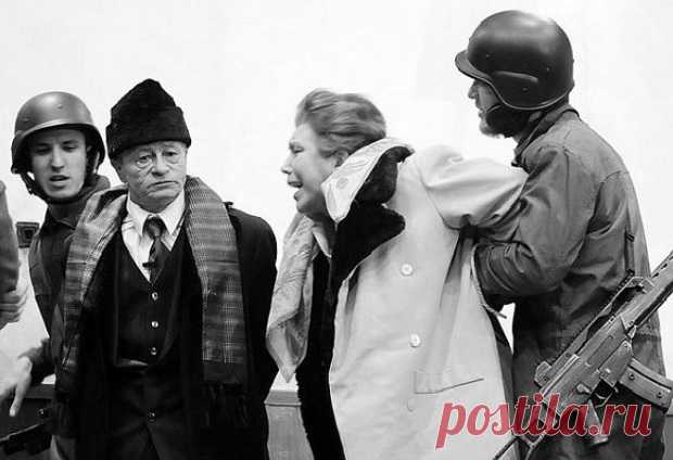 Казнь Чаушеску: что румынский Сталин сказал перед смертью Не все диктаторы мирно доживают свой век. Вот и Николае Чаушеску, возглавлявший румынскую компартию с 1965 года, был расстрелян 25 декабря 1989 года вместе с супругой Еленой по приговору военного трибунала. Тогда румынский телеведущий, сообщивший о казни, произнес фразу, ставшую крылатой: «Антихрист был убит в Рождество». А ведь еще за несколько дней до этого власть правителя казалась незыблемой.