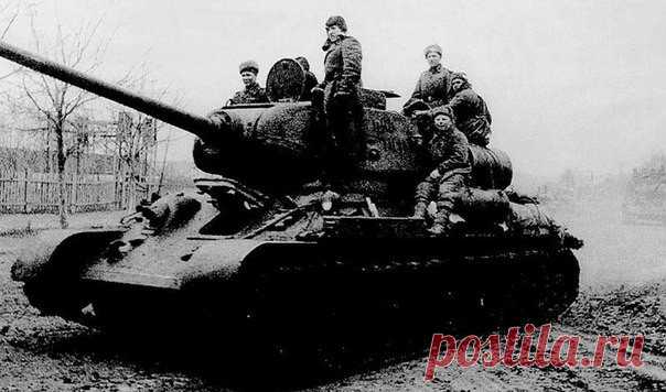 Две недели круговой обороны в застрявшем в болоте Т-34 Холодным днем 17 декабря 1943 года шли ожесточенные бои за деревню Демешково в районе города Невеля Псковской области. Отбить ее у гитлеровцев пытался 328-й танковый батальон, входивший в состав 118-й…