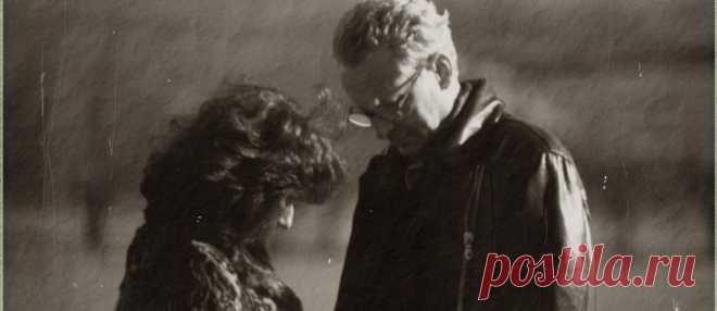 Любовь к жене глазами мужчины 
Любовь к женщине — это приобретенное родство.
Говорю от лица мужчины, но наоборот работает точно так же.
По сути, это сверхъестественно, это чудо: двое, не связанные кровными узами, становятся родным…