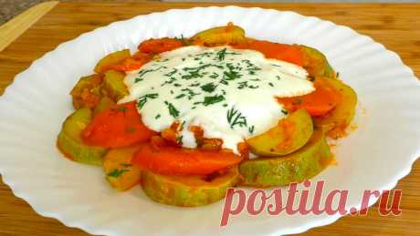 Кабачки и цукини больше не жарю! Невероятно вкусно и полезно!  Ингредиенты: Кабачки - 1 кг, Морковь - 1 шт, Луковица - 1 шт, Томатная паста - 70 гр, Рис - 2 ст. ложки, Соль - 1 ст. ложка, Перец черный - по вкусу, Масло растительное - 4 ст. ложки, Вода - 1 стакан. Для соуса: Сметана или йогурт - 250 гр, Чеснок - 2 зубка, Соль - по вкусу, Смесь перцев - по вкусу. Приятного аппетита!  #кабачок #кабачкирецепты #кабачкинасковороде #вкусныекабачки #кабачкибыстроивкусно #рецептка...