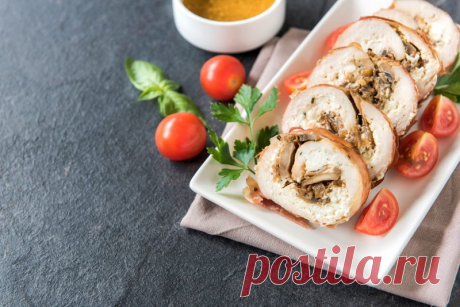 Праздничный куриный рулет на Новый год от Шефмаркет! Куриный рулет — это идеальное сочетание нежного мяса и аппетитной начинки. Такое блюдо выглядит эффектно, подходит для праздничного стола и всегда вызывает восторг у гостей.