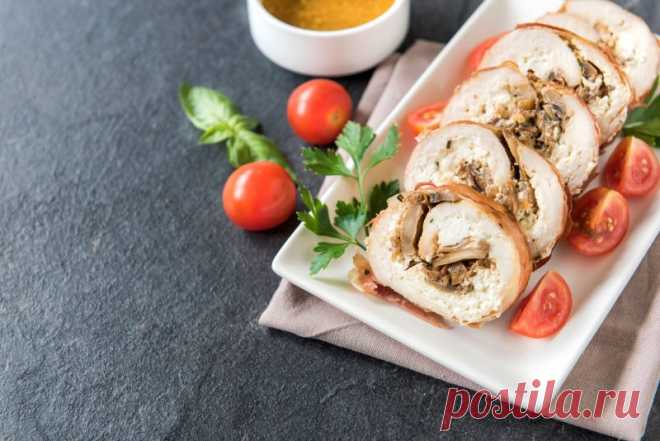 Праздничный куриный рулет на Новый год от Шефмаркет! Куриный рулет — это идеальное сочетание нежного мяса и аппетитной начинки. Такое блюдо выглядит эффектно, подходит для праздничного стола и всегда вызывает восторг у гостей.
