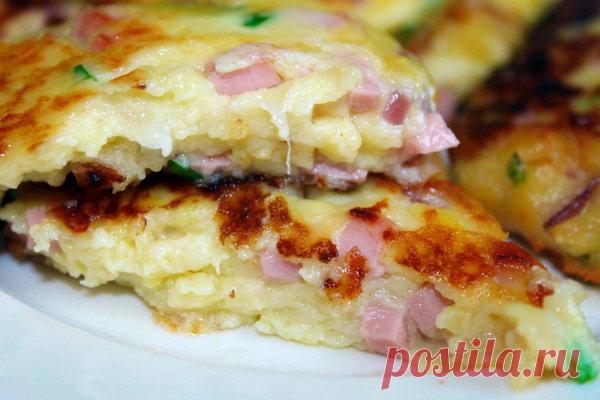 Картофельные «лепешки» с сыром и колбасой | Домашняя кухня | Яндекс Дзен