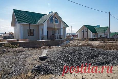 Мужчина захотел денег на ремонт и уговорил дочь продать свой дом. Житель Каневской станицы Краснодарского края Леонид Пироженко уговорил дочь продать ее собственный дом за материнский капитал. Таким образом мужчина решил выручить себе деньги на ремонт кровли. Сделка была проведена, но в итоге житель Кубани получил условный срок в один год.