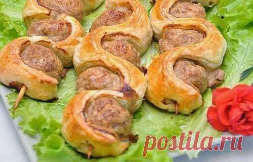 Лучшие кулинарные рецепты: Шашлычки со слоёным тестом на шпажках