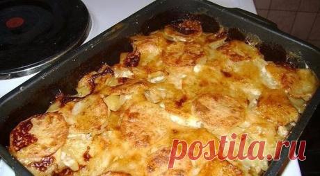 МЯСО С КАРТОФЕЛЕМ: ТОП-7 РЕЦЕПТОВ 

1) Жаркое по-домашнему

ИНГРЕДИЕНТЫ:
● Филе курицы или куриные окорочка — 2 шт.
● Лук репчатый — 1 головка
● Морковь — 1 шт.
● Соль, перец
● Картофель — 5-6 штук
● Подсолнечное масло
● Мука — 2 ст. л.

ПРИГОТОВЛЕНИЕ:
Я взяла для жаркого 2 филе (с одной курицы), порезала куриное филе на небольшие кусочки и обжарила на сковороде с добавлением подсолнечного масла до готовности. Затем к мясу добавила натёртую на крупной тёрке морковку и наре...