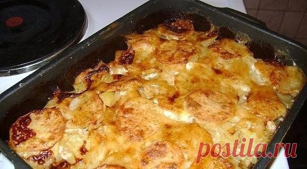 МЯСО С КАРТОФЕЛЕМ: ТОП-7 РЕЦЕПТОВ 

1) Жаркое по-домашнему

ИНГРЕДИЕНТЫ:
● Филе курицы или куриные окорочка — 2 шт.
● Лук репчатый — 1 головка
● Морковь — 1 шт.
● Соль, перец
● Картофель — 5-6 штук
● Подсолнечное масло
● Мука — 2 ст. л.

ПРИГОТОВЛЕНИЕ:
Я взяла для жаркого 2 филе (с одной курицы), порезала куриное филе на небольшие кусочки и обжарила на сковороде с добавлением подсолнечного масла до готовности. Затем к мясу добавила натёртую на крупной тёрке морковку и наре...