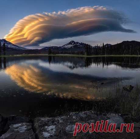 Лентикулярные облака над озером Спаркс, #Орегон@discoverygroup