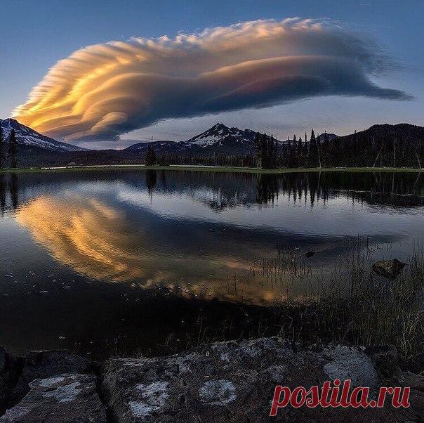 Лентикулярные облака над озером Спаркс, #Орегон@discoverygroup