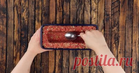 Шикарное мясное блюдо на раз-два! Пожалуй, лучший способ использовать фарш! 
Обычно фарш используют в качестве начинки для блинов, пирогов, чебуреков и многих-многих других блюд.
Предлагаем приготовить блюдо, где фарш играет роль сочной оболочки, — мясную запеканку. Сделать е…
