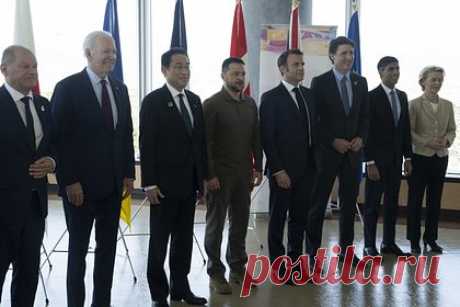 В США рассказали о настоящей причине встречи лидеров G7. Саммит «Большой семерки» (G7) в Хиросиме превратился в «клуб одиноких сердец», где каждый из лидеров может пожаловаться на трудное положение из-за низкого уровня поддержки среди сограждан. О настоящей причине встречи политиков написал обозреватель издания The New York Times Питер Бейкер.