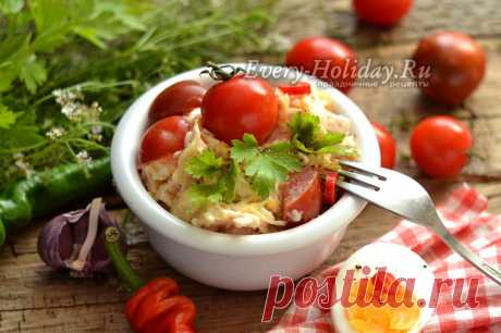 Салат с копченой курицей и помидорами, рецепт с фото