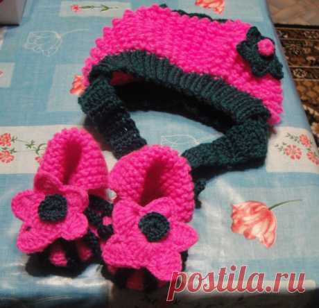 Шапочка с пинетками в подарок