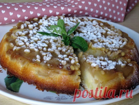 Яблочный пирог с изюмом и кедровыми орехами.