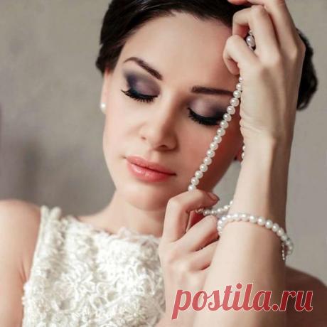 Макияж со стрелками — всегда актуальное украшение женских глаз Как же иногда хочется нам, девочкам добавить в повседневный мейк немного страсти, игры, огонька.
Макияж глаз со стрелками в таком случае подойдет идеально. Стрелки никогда не выглядят пошло, зато доба...