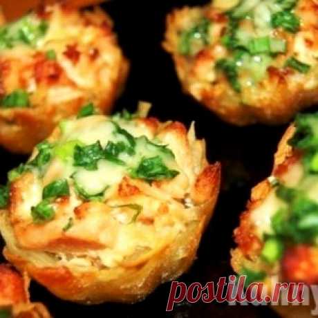 ТАРТАЛЕТКИ ИЗ КАРТОФЕЛЯ С КУРИНЫМ ФИЛЕ ПОД ЧЕСНОЧНО-СЫРНЫМ СОУСОМ