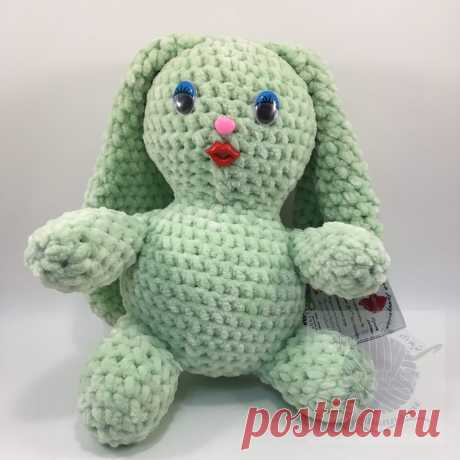 Игрушка зайчик амигуруми крючком, плюшевый, мятный, 17 см Игрушка зайчик амигуруми крючком, плюшевый, ушастый, Мятный, 17 см. — Самый нежный и топовый по продаже игрушка Зайчик ждет своих хозяев. Предлагаем Вашему внимания детскую плюшевую игрушку Заяц. Цвет изделия мятный цвет который порадует Ваши глаза и не привередливы к стирке. Изделие имеет сидячее положение.