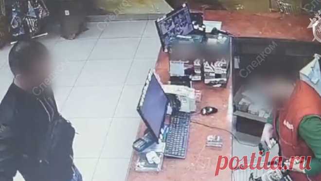 Пытавшийся отравить алкоголем и тортом летчиков попал на видео во время покупки спиртного. Появились кадры с мужчиной, которого задержали за попытку отравить тортом выпускников Армавирского военного училища. Видеозапись в своем Telegram-канале опубликовал Следственный комитет России. На видео можно увидеть, что мужчина покупает ...