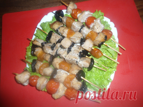 Шашлычок из куриного филе с черносливом, курагой и помидорами черри.пошаговый рецепт здесь https://ligakulinarov.ru/r/shashlychok_iz_kurinogo_file_s_chernoslivom_kuragoy_i_pomidorami_cherri_1911