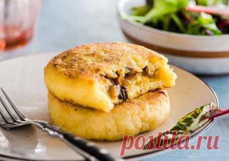 Картофельные зразы с грибами Ингредиенты:Картофель (крахмалистый) — 1 кгМанка — 2 ст. л. Кукурузный крахмал — 2 ст. л. Оливковое масло — 3 ст. л. + для обжаривания Кукурузная или пшеничная мука — для обвалки Соль — по вкусуДля начинки:Шампиньоны или вешенки...