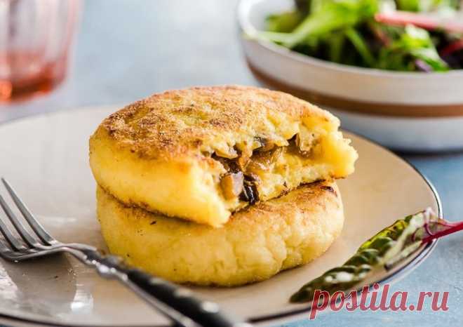 ​Картофельные зразы с грибами Ингредиенты:Картофель (крахмалистый) — 1 кгМанка — 2 ст. л. Кукурузный крахмал — 2 ст. л. Оливковое масло — 3 ст. л. + для обжаривания Кукурузная или пшеничная мука — для обвалки Соль — по вкусуДля начинки:Шампиньоны или вешенки...