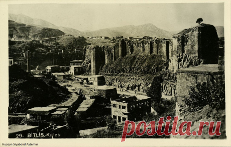 ԲԻԹԼԻՍ
BİTLİS-ի մի քանի լուսանկար Ֆրանսիայի գրադարանում
In pear foto's fan BİTLİS yn'e Frânske bibleteek
A few photos of BİTLİS in the French Library
Несколько фотографий BİTLİS во французской библиотеке
Բաղեշ,Բեթլիս:Բերդաքաղաք է Արևմտյան Հայաստանում, Վանա լճի հարավային կողմում,լճափից 18-20 կմ. հեռավորությամբ, ծովի մակարդակից մոտ 1500-1600մ.բարձրության վրա:Կլիման ցամաքային է`բավական շոգ ամառներով և զգալի ցուրտ ու տևական ձմեռներով:Աղձնիք աշխարհի Սալնոձոր գավառի կենտրոնն էր: